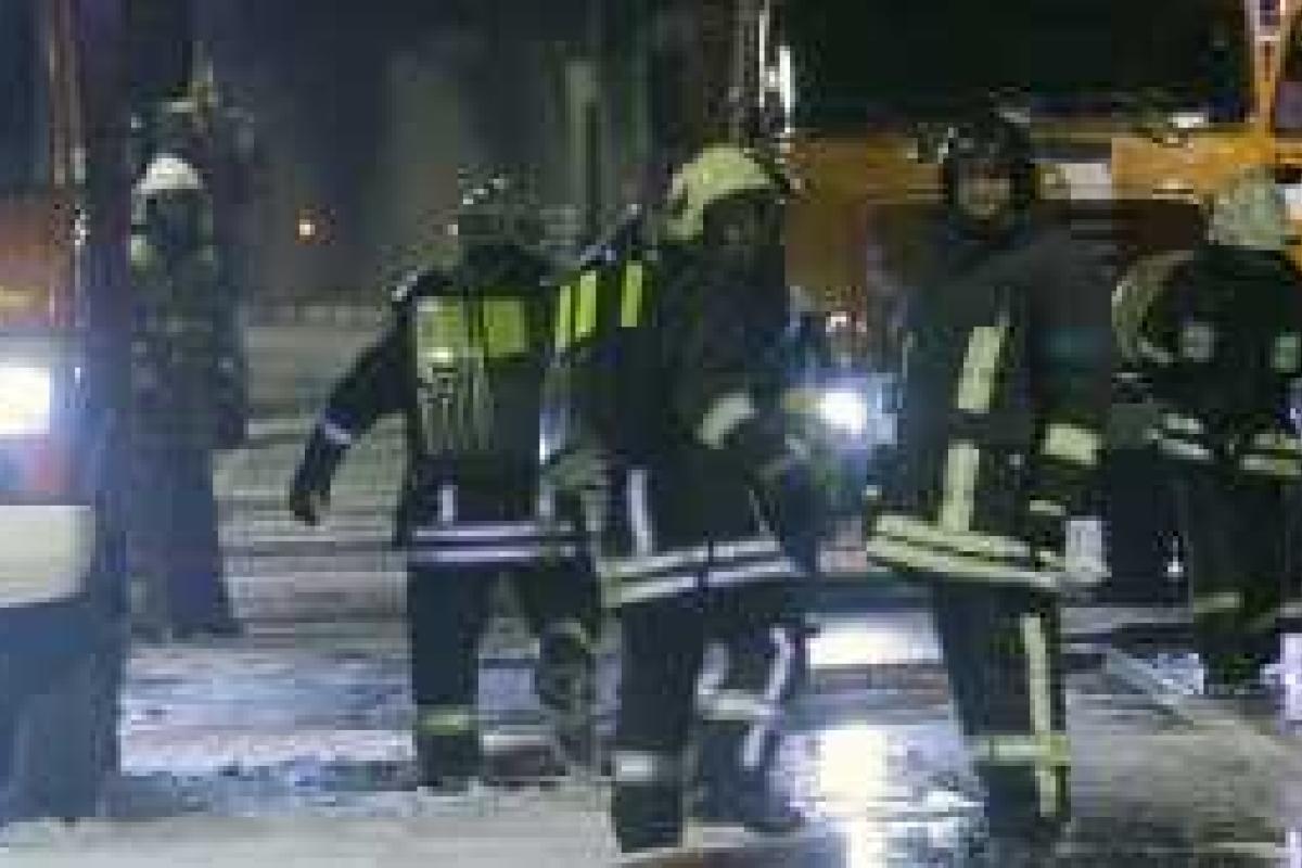 В Москве пожар на заводе перекинулся на соседние пятиэтажки. Видео