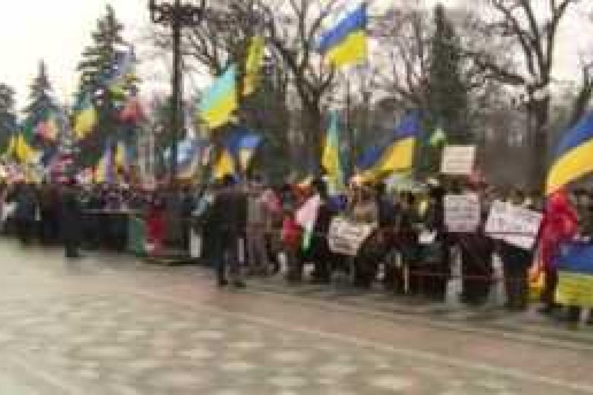 В Киеве к митингу под ВР присоединились шахтеры В Киеве к митингу под ВР присоединились шахтеры