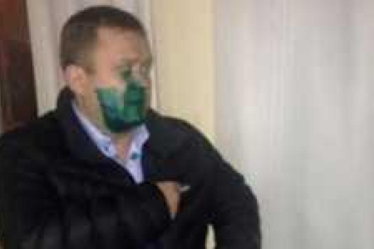 В Кривом Роге неизвестные облили зеленкой главу ТИК В Кривом Роге неизвестные облили зеленкой главу ТИК