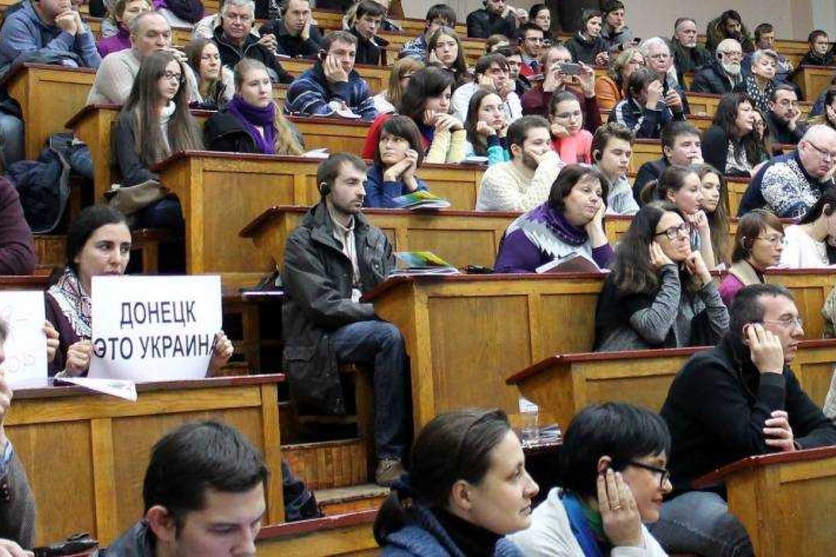 В Харькове "тепло" встретили поэтессу из "ЛНР"