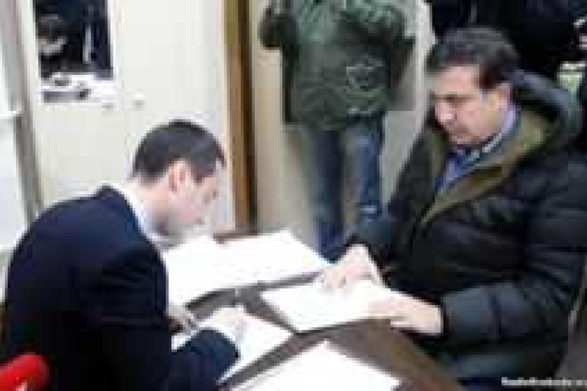 Саакашвили пришел в Антикоррупционное бюро сдаваться Саакашвили пришел в Антикоррупционное бюро сдаваться