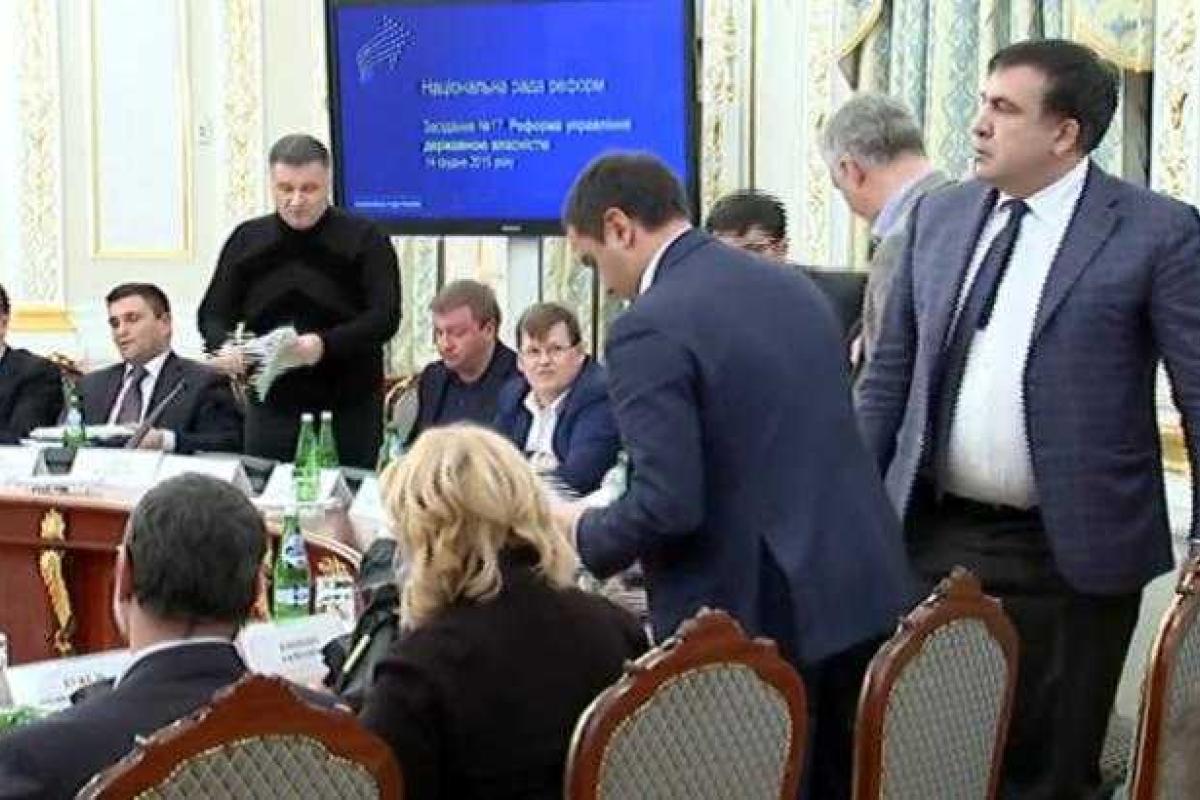 Аваков обнародовал видео полета стакана в сторону Саакашвили Аваков обнародовал видео полета стакана в сторону Саакашвили