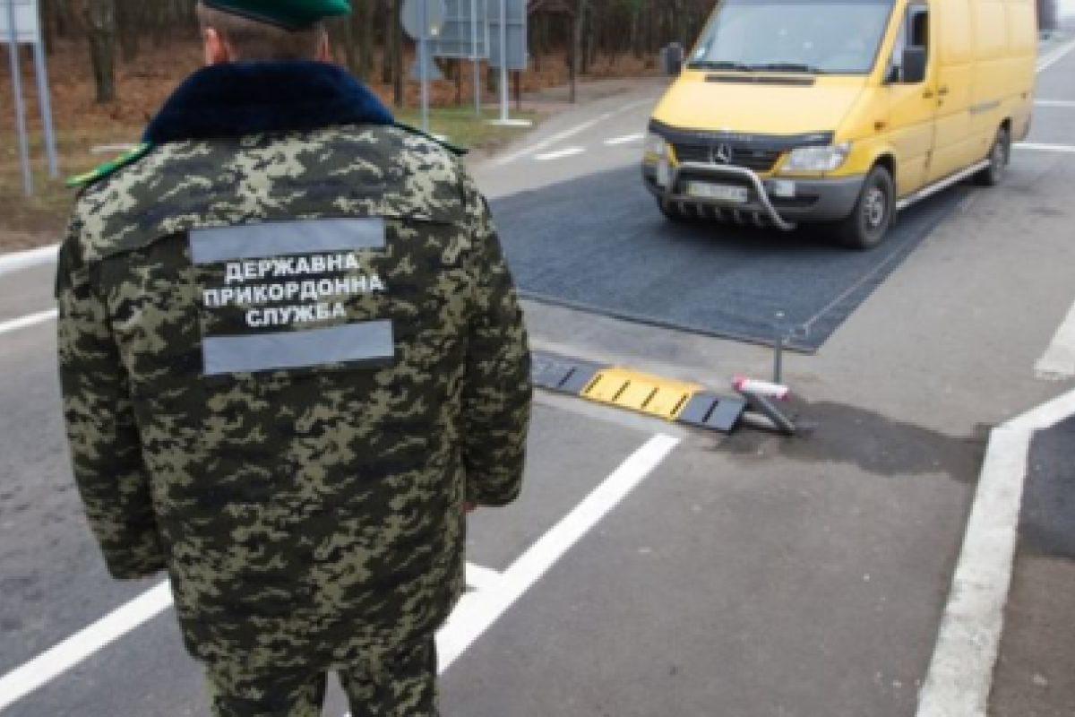 На пограничном пункте пропуска "Сеньковка" дальнобойщики стали заложниками На пограничном пункте пропуска "Сеньковка" дальнобойщики стали заложниками