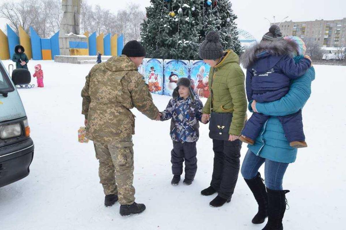 В Лисичанске офицеры вручали подарки детям под главной елкой города