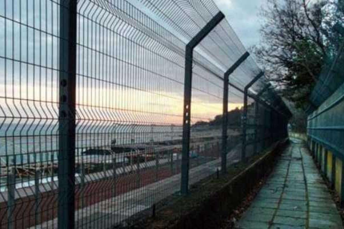 Пляжи в Крыму обносят высокими заборами-сетками, - соцсети Пляжи в Крыму обносят высокими заборами-сетками, - соцсети