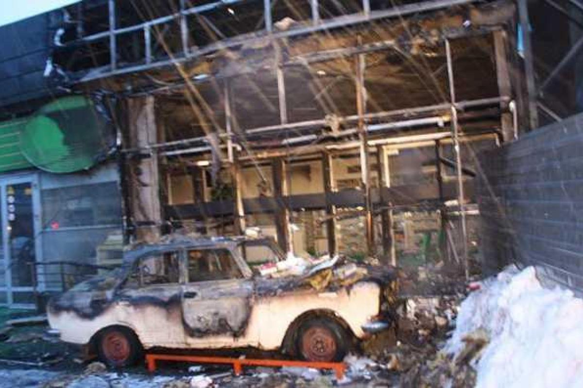 В Кировограде возле помещения аптеки взорвался легковой автомобиль