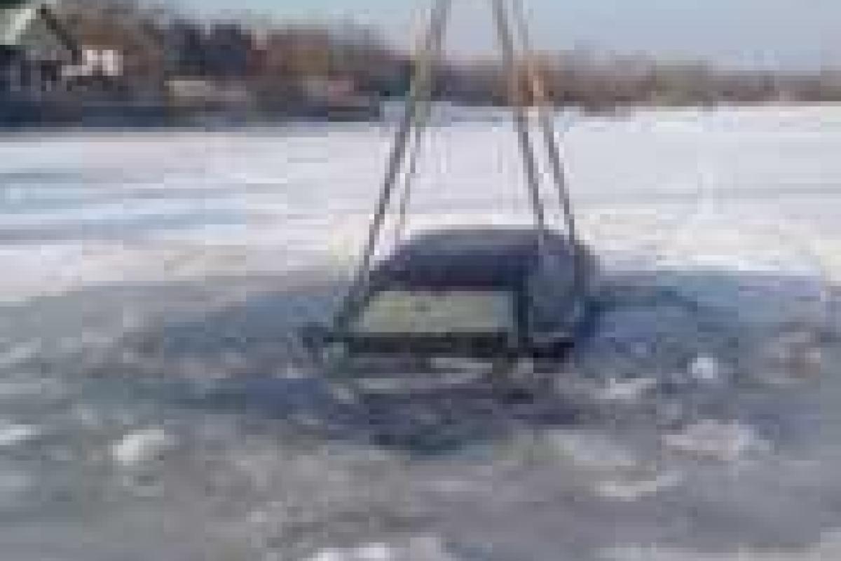 ЧП в Черкасской области: под лед Днепра провалились два автомобиля ЧП в Черкасской области: под лед Днепра провалились два автомобиля