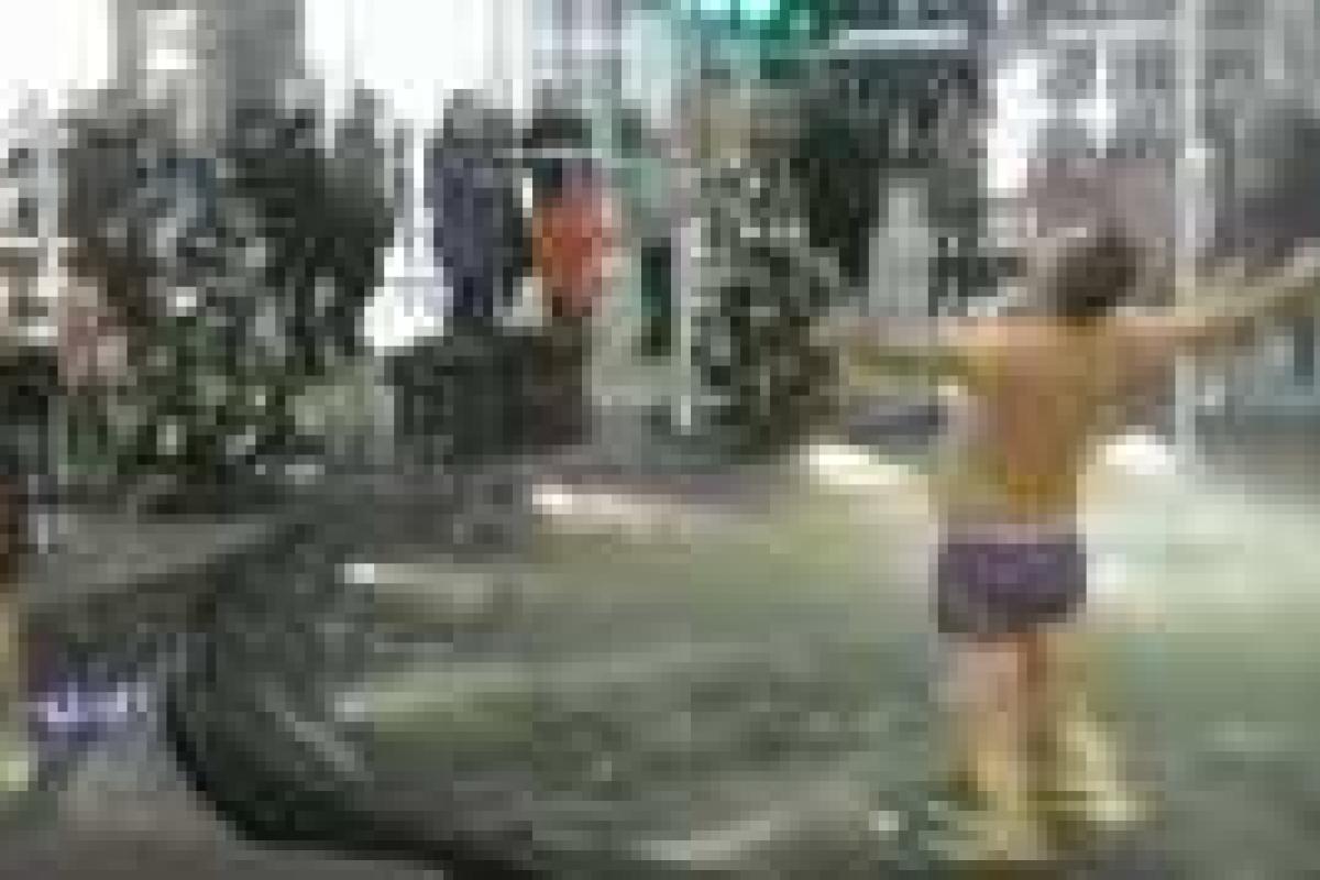 Двое мужчин в трусах искупались в фонтане в торговом центре Днепропетровска. Видео Двое мужчин в трусах искупались в фонтане в торговом центре Днепропетровска. Видео