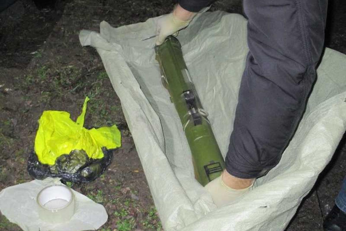 В Житомире полиция задержала мужчину с "гранатометом" В Житомире полиция задержала мужчину с "гранатометом"