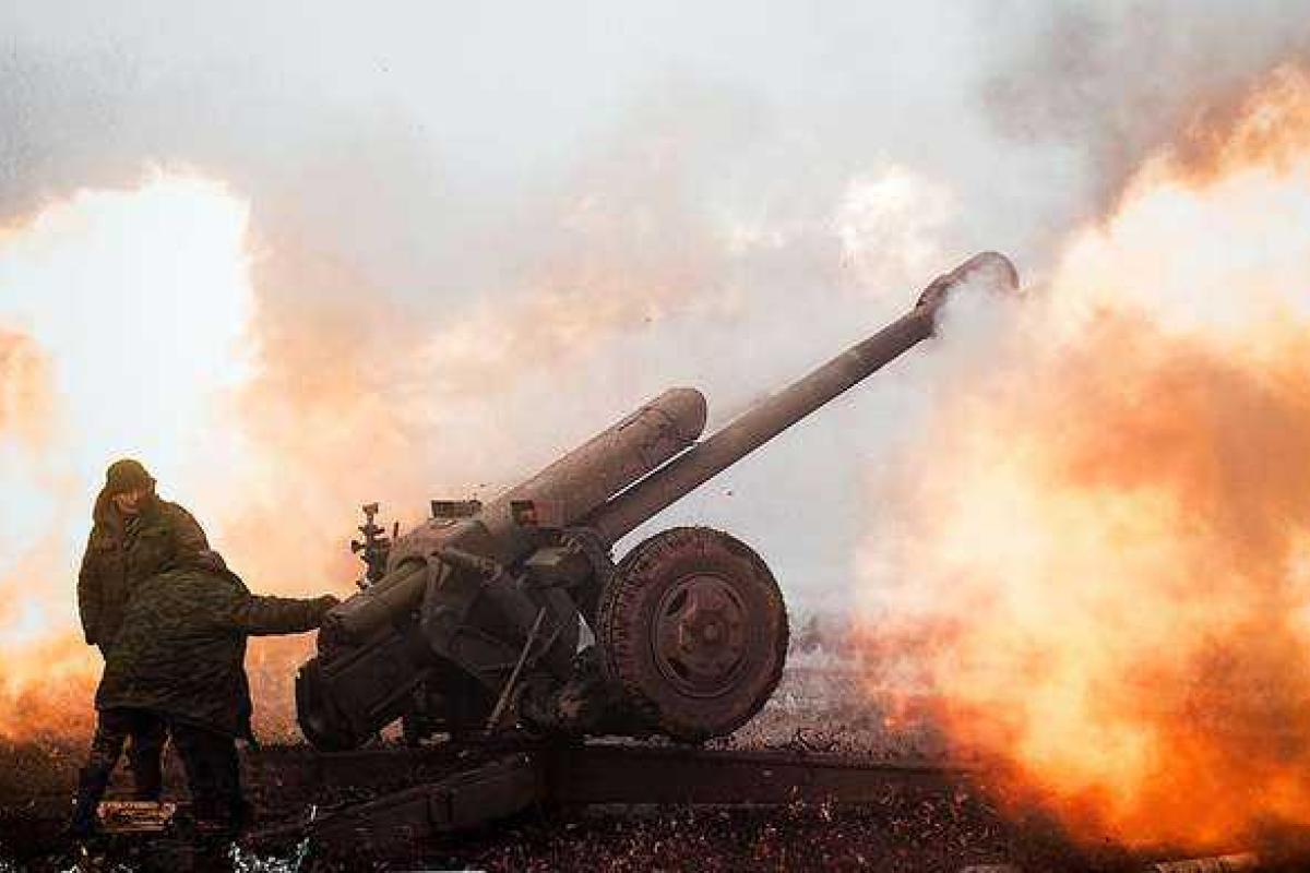 Возле Донецка боевики вели обстрел по нашим позициям почти из всех видов вооружения, - штаб