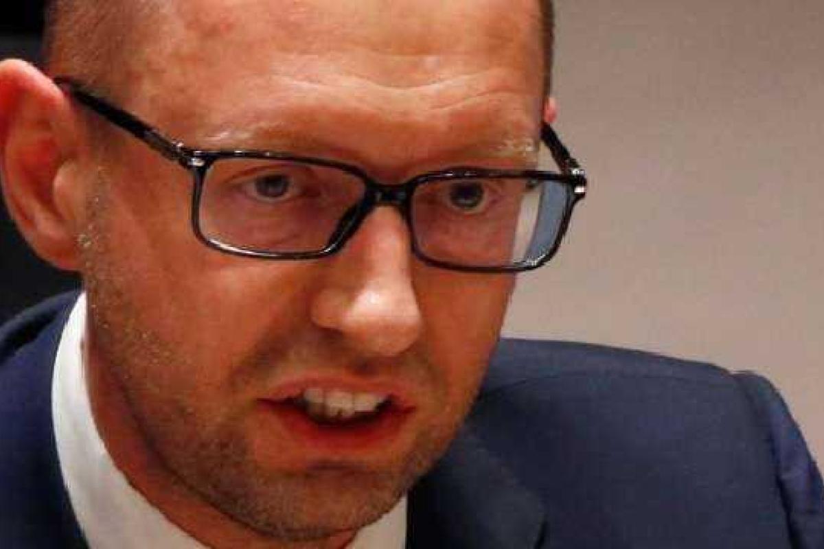 Яценюк приказал Минэнерго и АМКУ снизить цены на топливо Яценюк приказал Минэнерго и АМКУ снизить цены на топливо