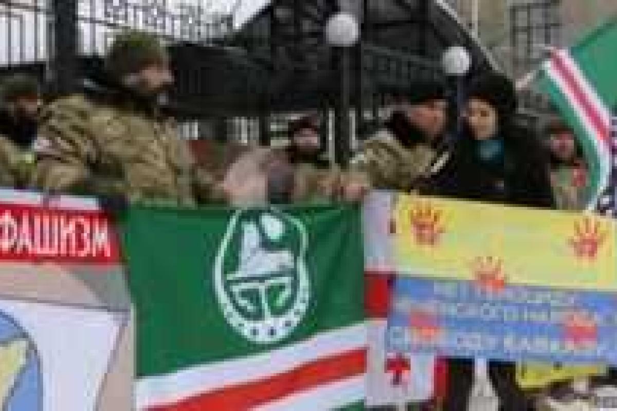В Киеве чеченская диаспора провела пикет у посольства России В Киеве чеченская диаспора провела пикет у посольства России