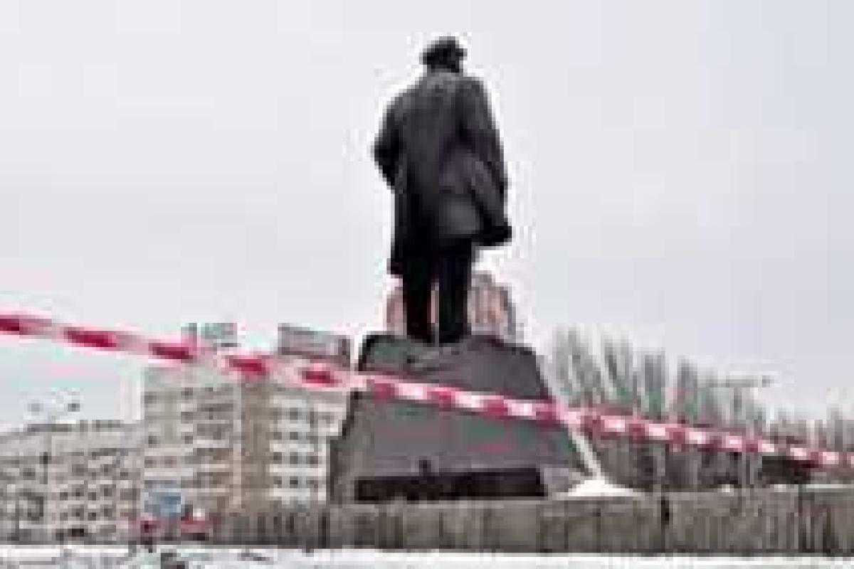 После подрыва памятника Ленину, в Донецке начались "странные аресты" После подрыва памятника Ленину, в Донецке начались "странные аресты"