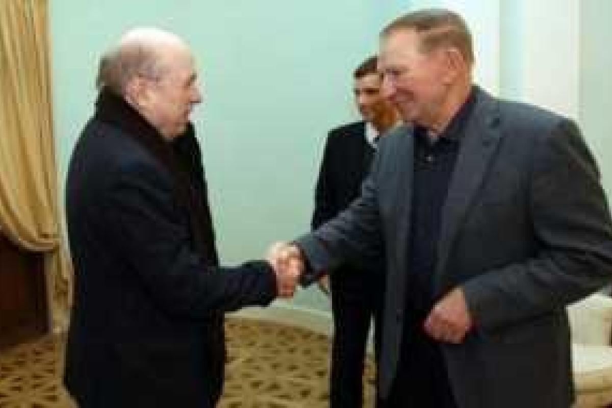 Кучма призвал "республики" активизировать процесс обмена пленными Кучма призвал "республики" активизировать процесс обмена пленными
