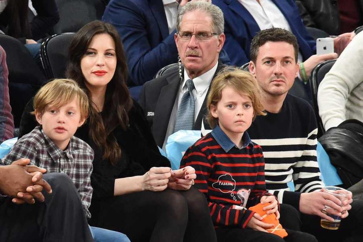 Лив Тайлер объявила о третьей беременности и показала округлившийся животик