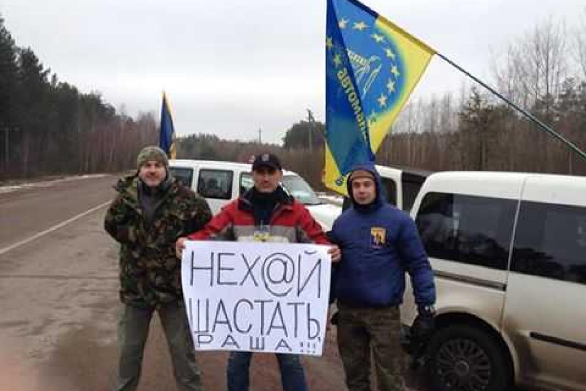 В Житомирской области активисты заблокировали движение фур с российскими номерами В Житомирской области активисты заблокировали движение фур с российскими номерами