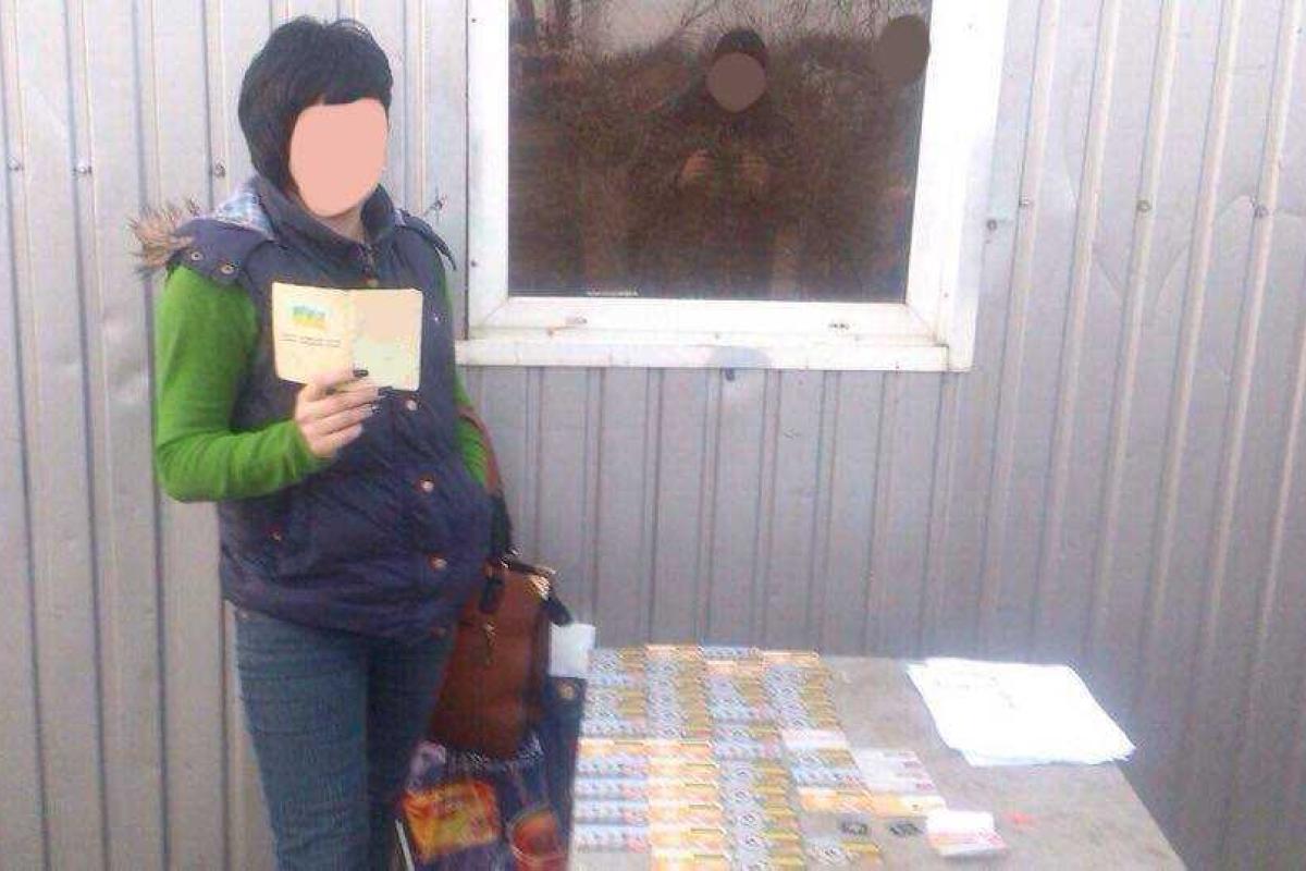 У жительницы Луганска на пропускном пунке нашли 48 банковских карт «Сбербанка» У жительницы Луганска на пропускном пунке нашли 48 банковских карт «Сбербанка»