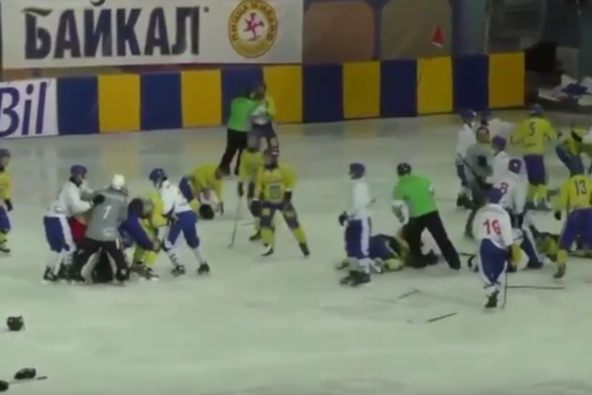 В Сети появилось видео массовой драки игроков после хоккейного матча "Монголия-Украина" В Сети появилось видео массовой драки игроков после хоккейного матча "Монголия-Украина"