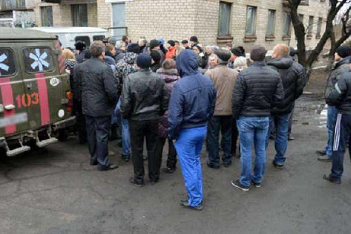 Жители Белозерска облили мэра зеленкой и забросали яйцами Жители Белозерска облили мэра зеленкой и забросали яйцами