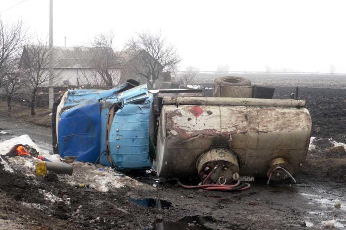 На автодороге Киев-Харьков перевернулась автоцистерна