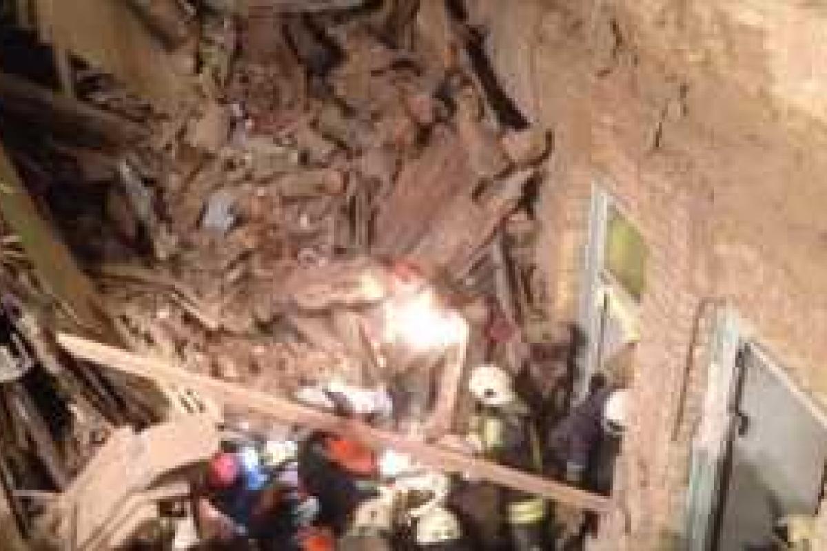 В Киеве под завалами рухнувшего дома найден еще один выживший - МЧС