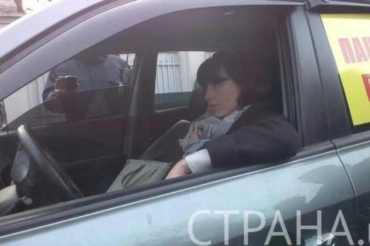 Под Верховной Радой нардеп Татьяна Черновол пытается угнать машину Под Верховной Радой нардеп Татьяна Черновол пытается угнать машину