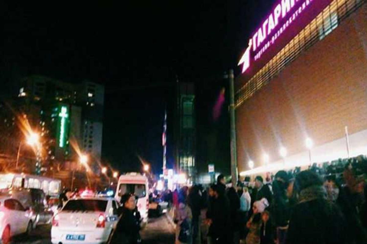 В Москве эвакуировали более 10 тысяч посетителей "Ашана" из-за угрозы взрыва В Москве эвакуировали более 10 тысяч посетителей "Ашана" из-за угрозы взрыва