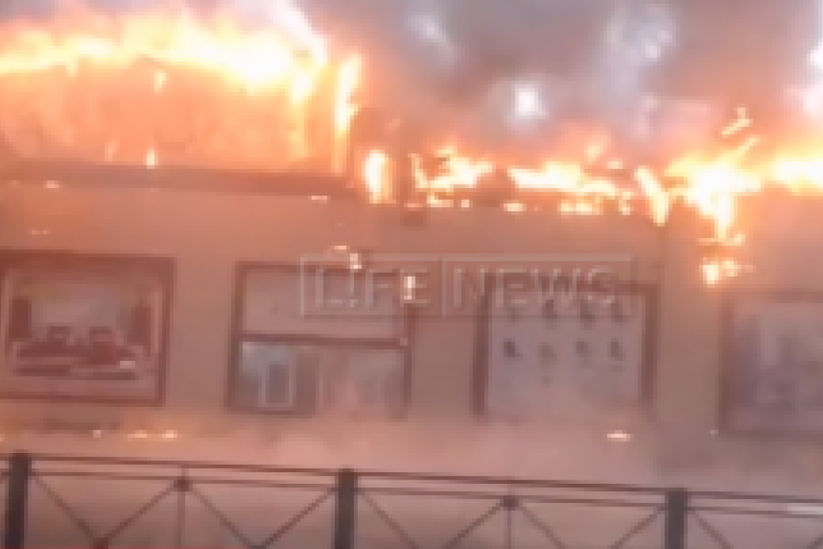 В Новосибирской области горит склад мебельного гипермаркета