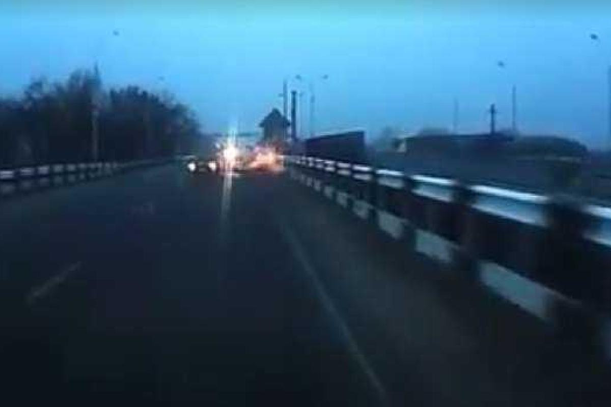 Обстрел мирных жителей на блокпосту под Ясиноватой сняли на видео Обстрел мирных жителей на блокпосту под Ясиноватой сняли на видео
