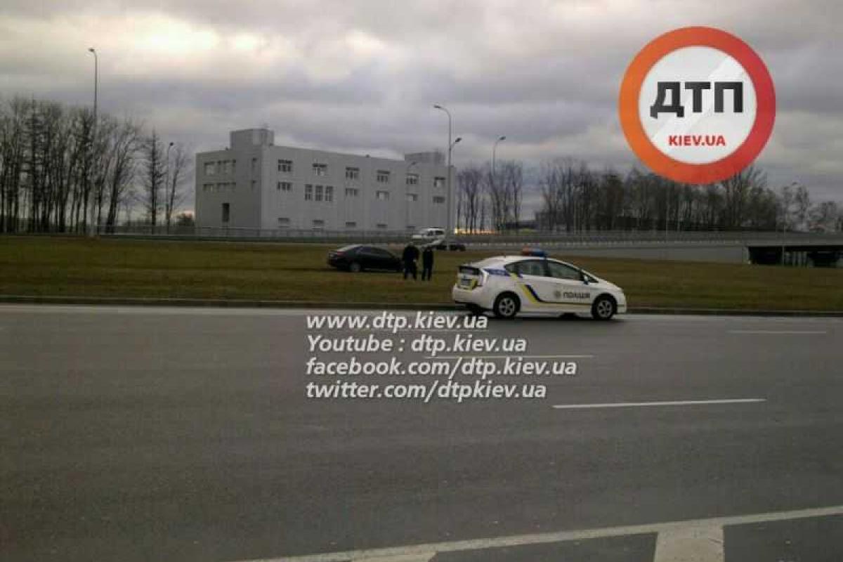 В Борисполе автомобиль Toyota Camry вылетел на газон  В Борисполе автомобиль Toyota Camry вылетел на газон