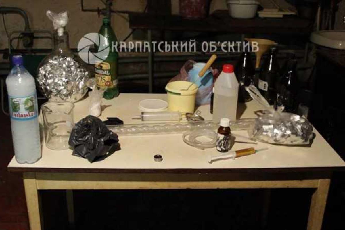 В Ужгороде правоохранители разоблачили подпольную нарколабораторию В Ужгороде правоохранители разоблачили подпольную нарколабораторию