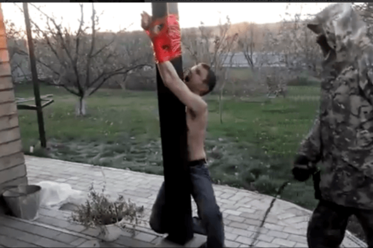 Боевики из отряда «Троя» обнародовали жесткое видео пыток жителя поселка Коммунар (18+) Боевики из отряда «Троя» обнародовали жесткое видео пыток жителя поселка Коммунар (18+)