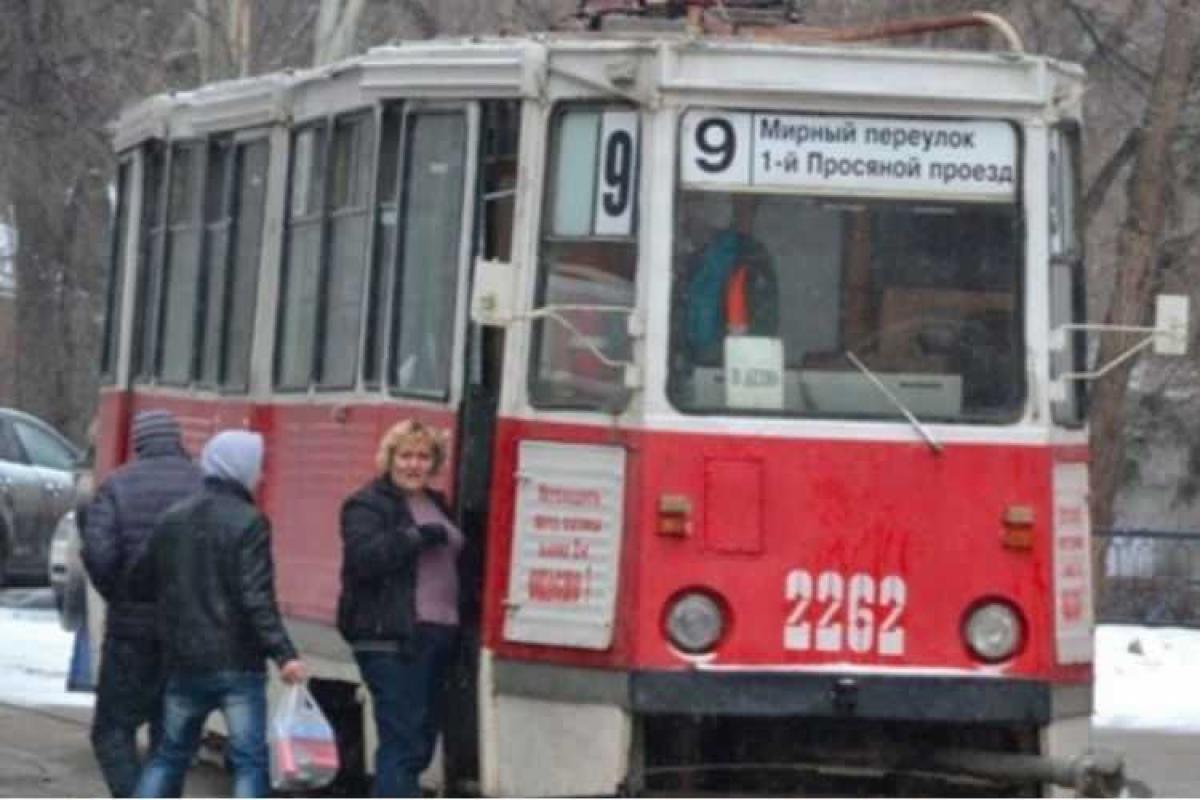 В Саратове водитель с кондуктором остановили трамвай голыми руками