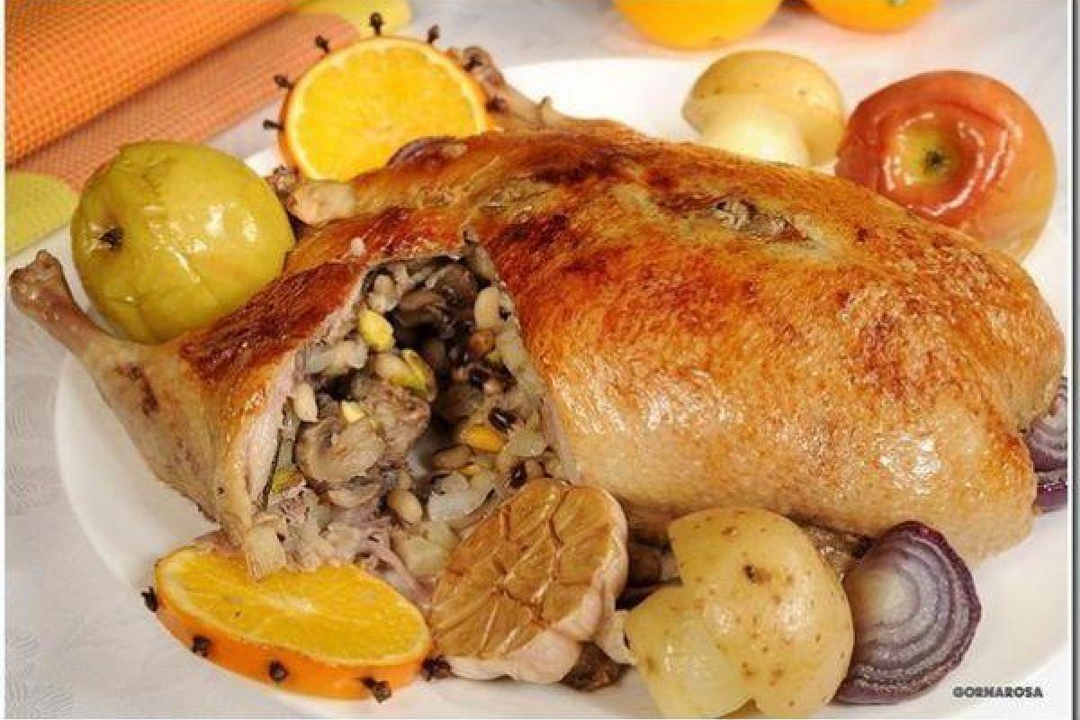 Фаршированная утка с картофелем и грибами