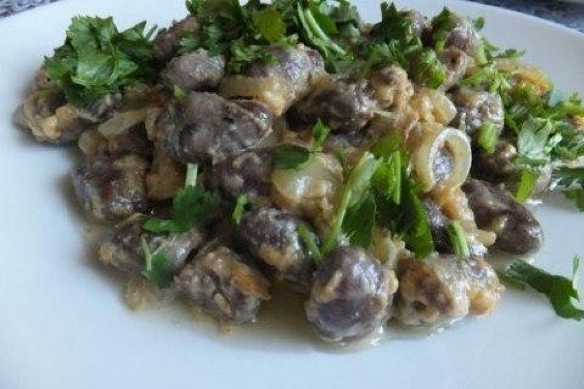 Куриные сердечки в сметанно-сырном соусе
