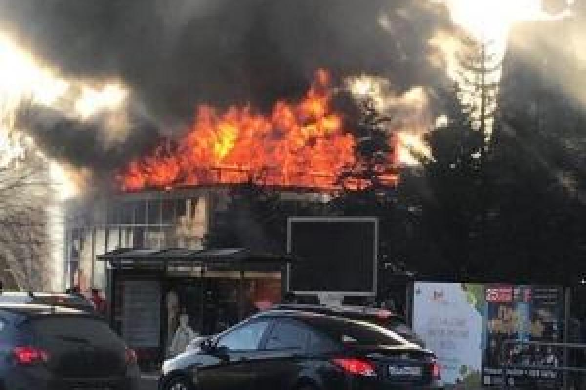 Мощный пожар в российской Самаре: возле ТЦ полностью выгорело здание Мощный пожар в российской Самаре: возле ТЦ полностью выгорело здание