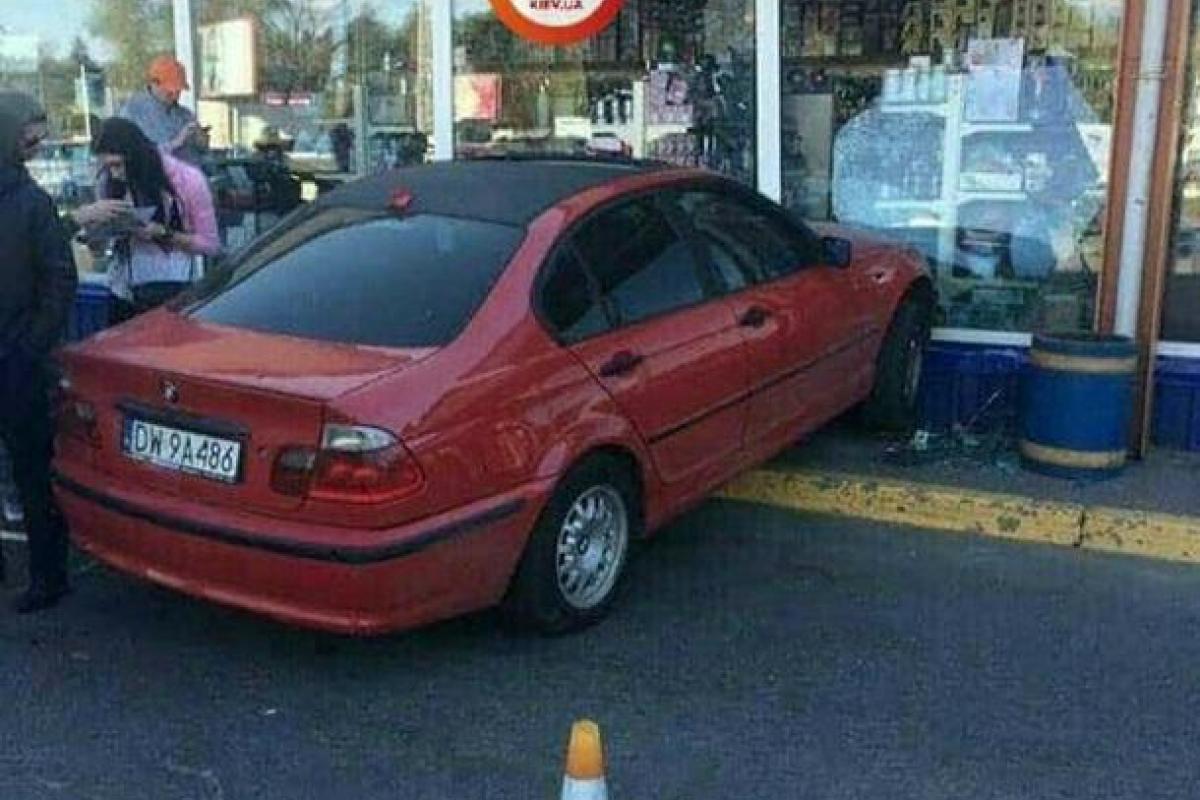В Киеве женщина на BMW въехала в гипермаркет "Эпицентр" В Киеве женщина на BMW въехала в гипермаркет "Эпицентр"