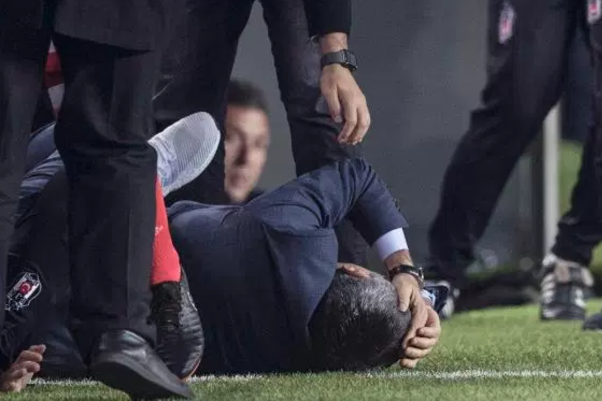 Тренеру "Бешикташа" фанаты "Фенербахче" разбили голову, опубликовано видео