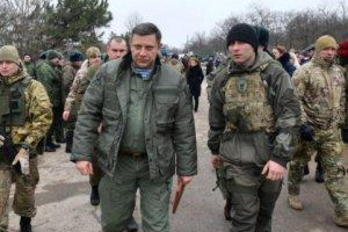 Захарченко объявил о снятии "границ" между "ДНР" и "ЛНР" Захарченко объявил о снятии "границ" между "ДНР" и "ЛНР"