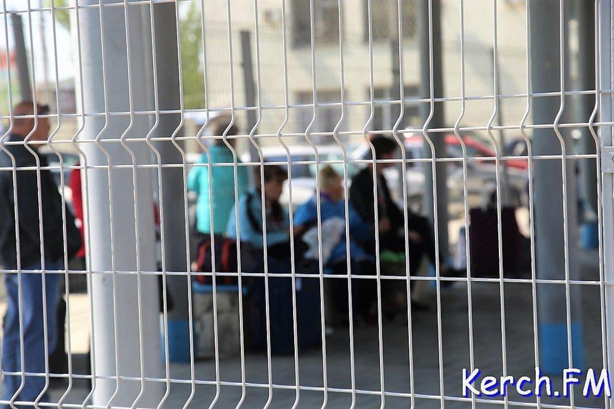 "Добро пожаловать в загон для скотины": автовокзал Керчи огородили забором "Добро пожаловать в загон для скотины": автовокзал Керчи огородили забором