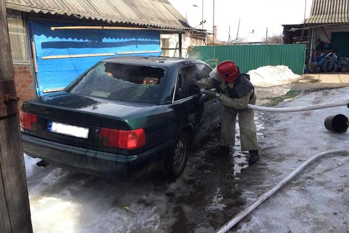 В Полтавской области сотрудники МЧС спасли от пожара автомобиль В Полтавской области сотрудники МЧС спасли от пожара автомобиль