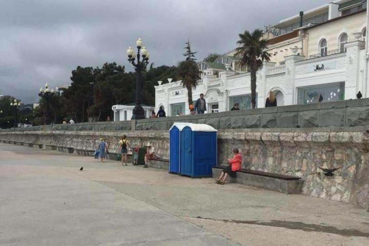Не сезон в Крыму: в сети показали фото пустой и загроможденной Ялты Не сезон в Крыму: в сети показали фото пустой и загроможденной Ялты