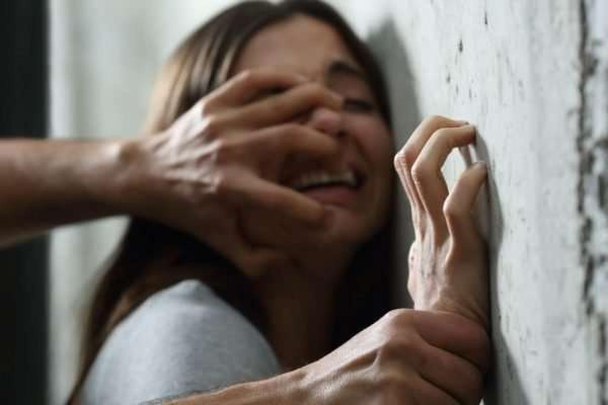 В Ивано-Франковской области двое мужчин насиловали 15-летнюю девушку и все снимали на видео В Ивано-Франковской области двое мужчин насиловали 15-летнюю девушку и все снимали на видео