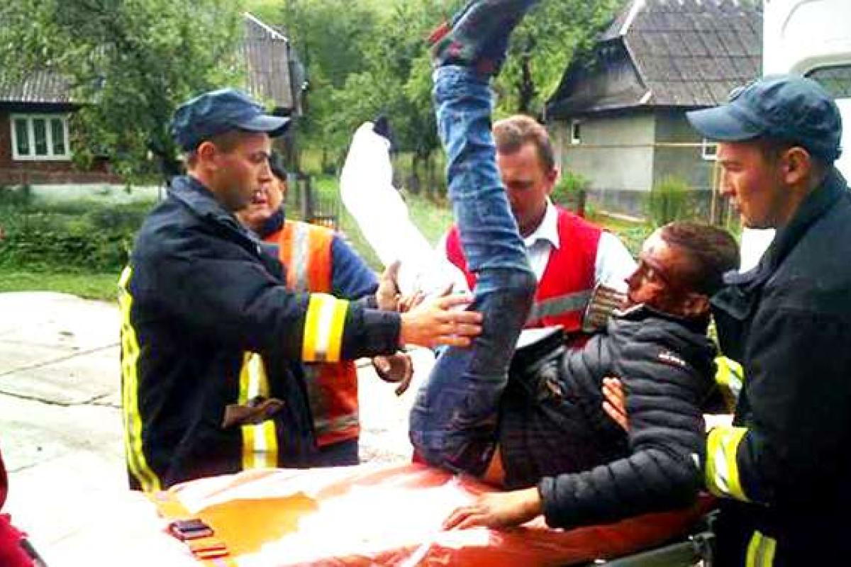 В Закарпатье из поезда выпал молодой парень, опубликованы кадры В Закарпатье из поезда выпал молодой парень, опубликованы кадры