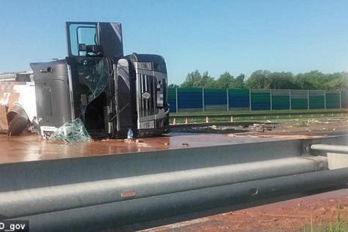 В Польше 24 тонны жидкого шоколада залило автотрассу, опубликовано видео В Польше 24 тонны жидкого шоколада залило автотрассу, опубликовано видео
