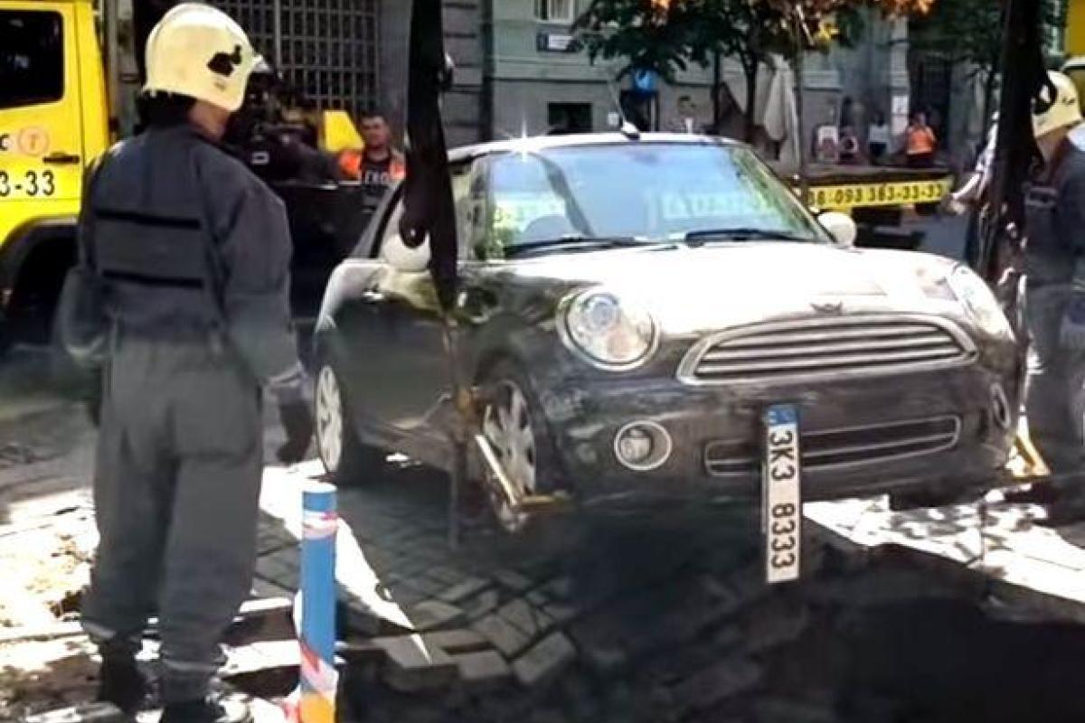 В центре Киева автомобиль Mini Cooper провалился под землю, опубликовано видео В центре Киева автомобиль Mini Cooper провалился под землю, опубликовано видео