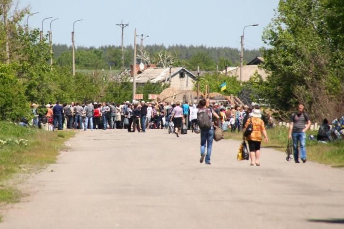 Ажиотаж на КПВВ: пункты пропуска не рассчитаны на нынешний поток людей Ажиотаж на КПВВ: пункты пропуска не рассчитаны на нынешний поток людей