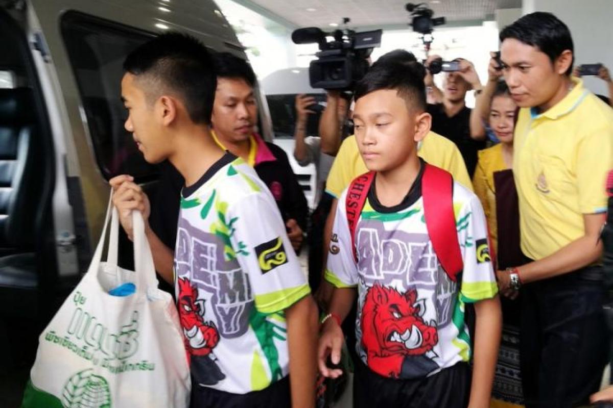 В Таиланде вызволенные из пещеры дети встретились со своими спасителями: видео В Таиланде вызволенные из пещеры дети встретились со своими спасителями: видео