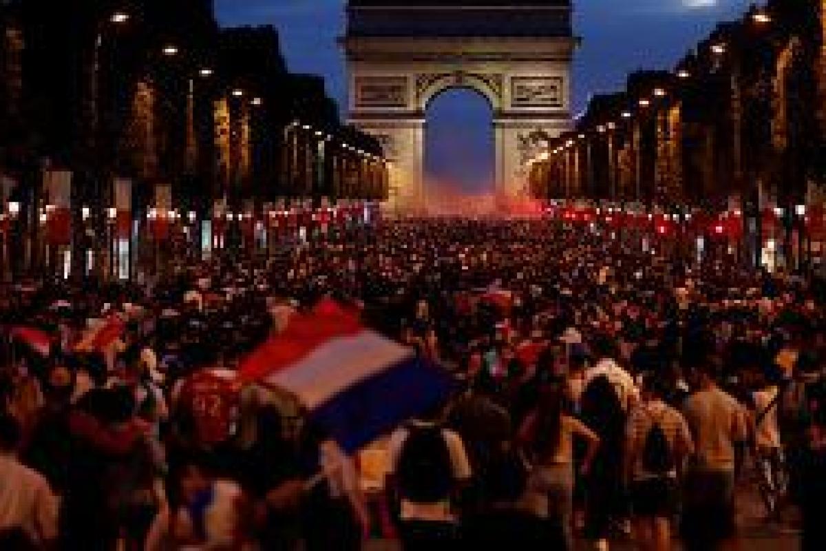 Как в Париже праздновали выход Франции в финал ЧМ-2018. Видео Как в Париже праздновали выход Франции в финал ЧМ-2018. Видео