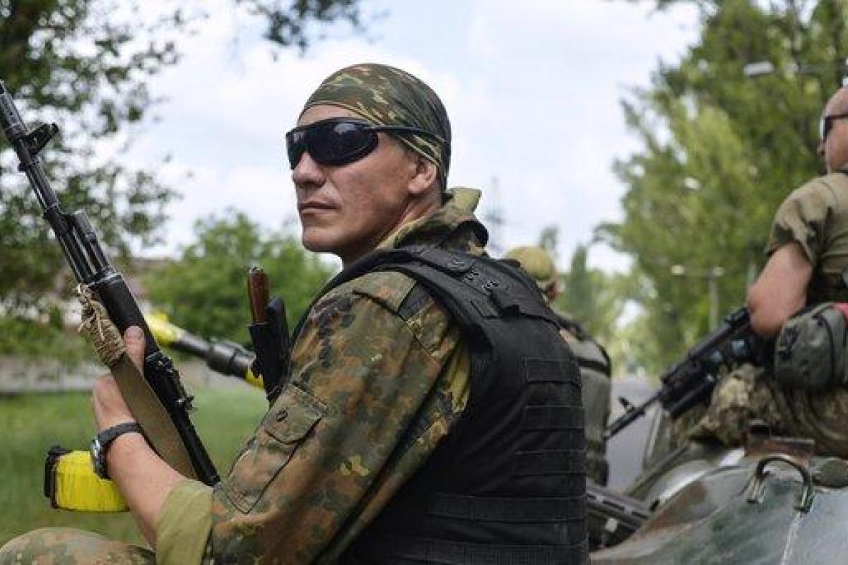 Экс-боевик рассказал, кто на самом деле руководит обстрелами на Донбассе Экс-боевик рассказал, кто на самом деле руководит обстрелами на Донбассе